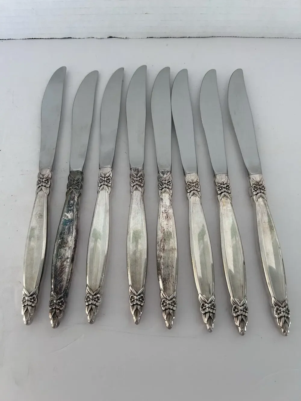 1847 Rogers Bros International Silver Plate Garland Lot of 8 Dinner Knives